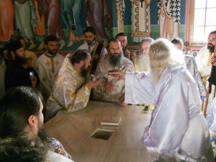 2008.11.02.DSCF1755.sfintirea.mesei.sfintului.altar.la.Manastirea.Paltin